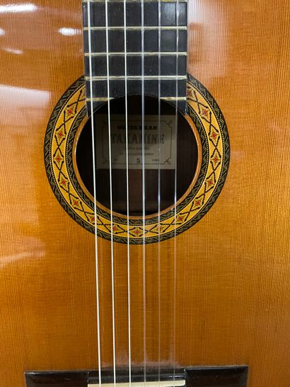 null Guitare classique TAKAMINE N°5 de 1984, dont elle porte l'étiquette

Diapason...