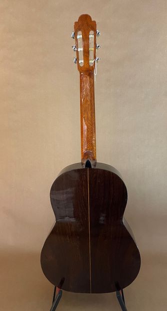null Guitare classique de SAKAZO NAKADE, dont elle porte l'étiquette au millésime...