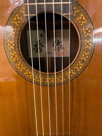 null Belle guitare d'étude anonyme , Japon, 1970

Diapason 660mm, espacement au sillet...