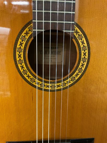 null Guitare classique TAKAMINE N°30 c.1980, dont elle porte l'étiquette N° 89121897

Diapason...