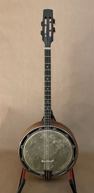 null Banjo Ténor de marque CLAVERO C.1930, dont il porte la marque estampillée sur...