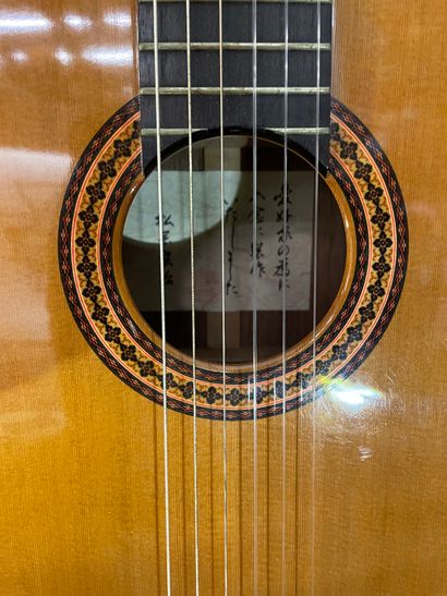 null Guitare classique de MATSUOKA M50 dont elle porte l'étiquette

Diapason 650,...