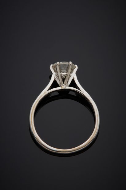  BAGUE « solitaire » en or gris (750‰) serti d’un diamant taille brillant. 
Doigt...