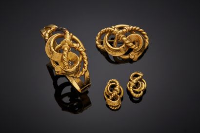  A yellow gold (750‰) set comprising a BRACELET, a BROCHURE and a pair of EAR CLIPS,...