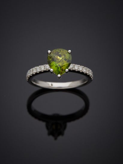 A white gold (750‰) ring set with a pear-cut...