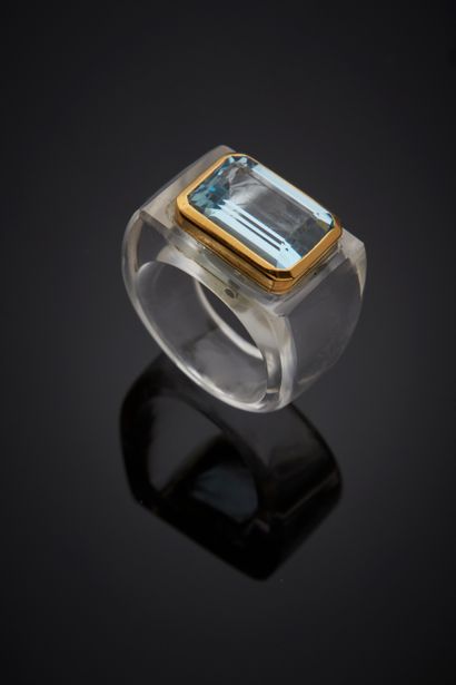 null Important cut rock crystal "signet ring" ring, topped with a rectangular step-cut...