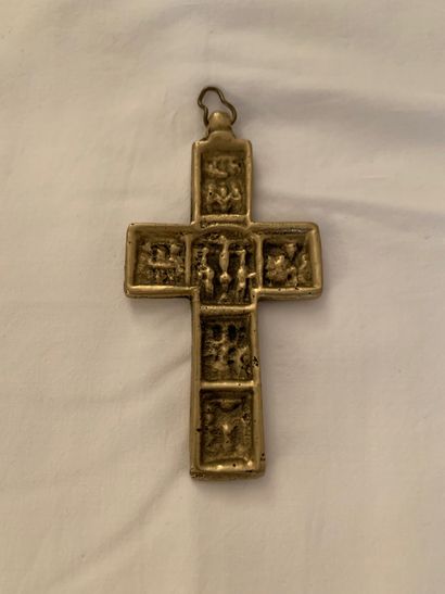 null Pendentif « croix » en laiton doré et sculpté.

Dim.: 9,3 x 5 cm