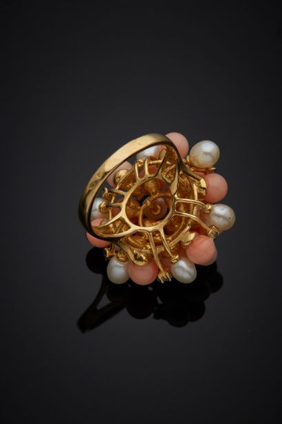 null Important yellow gold (750‰) "cocktail" RING adorned with twelve white pearls...