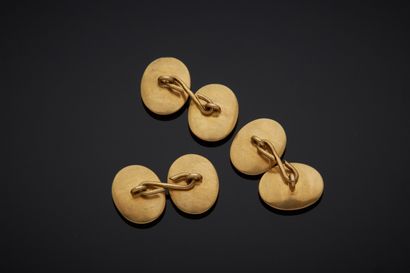  Trois BOUTONS de MANCHETTES ovales en or jaune (750‰) orné de deux plaques de lapis...