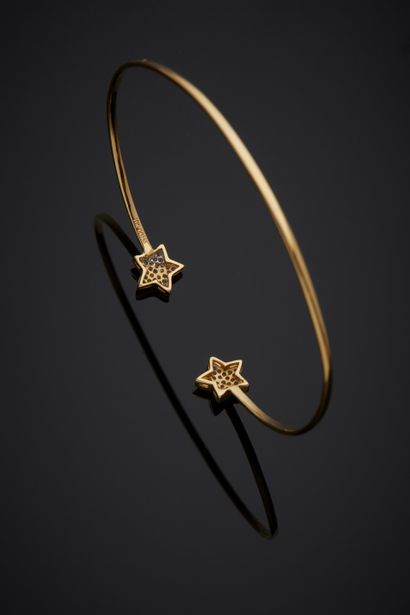 null A thin open "two star" BRACELET in yellow gold (750‰) partially set with brilliant-cut...