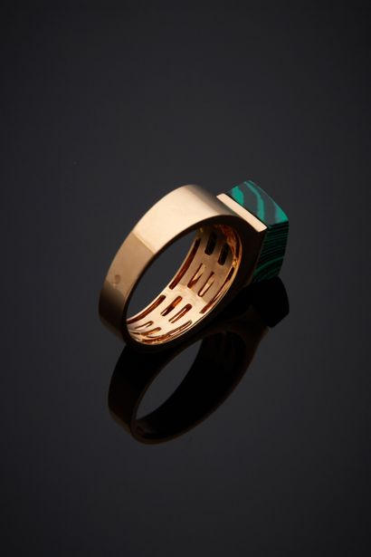 null BAGUE en or rose (750‰) surmontée d’une plaque de malachite de forme carrée.

Doigt...