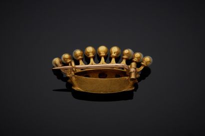 null Petite BROCHE « couronne comtale » en or jaune et or rose (750‰) orné de neuf...