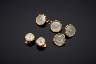  Yellow gold (750‰) SMOKING SET consisting of a pair of HANDLEBUTTONS and two circular...