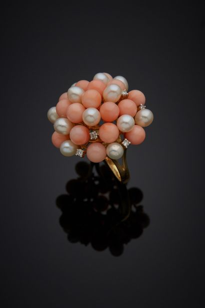 null Important yellow gold (750‰) "cocktail" RING adorned with twelve white pearls...