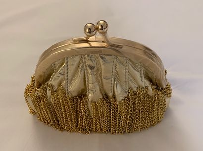 null Evening bag " purse " In gold imitation leather holding many gold chains with...