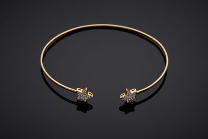  A thin open "two star" BRACELET in yellow gold (750‰) partially set with brilliant-cut...