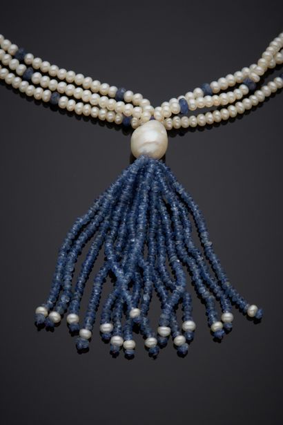  COLLIER composé de six rangs de perles (non testées) et perles de saphirs facettés,...
