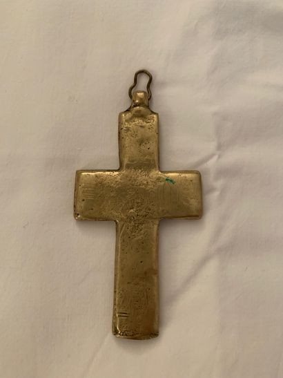 null Pendentif « croix » en laiton doré et sculpté.

Dim.: 9,3 x 5 cm