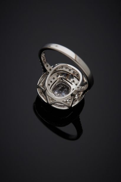null White gold (750‰) "cushion" ring set with a colorless cushion-shaped sapphire,...