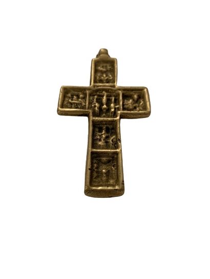 Pendentif « croix » en laiton doré et sculpté....