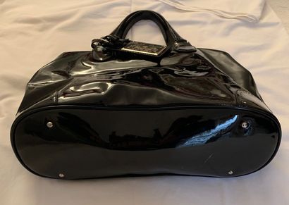 null 
RALPH LAUREN




Black patent leather handbag, engraved metal identification...