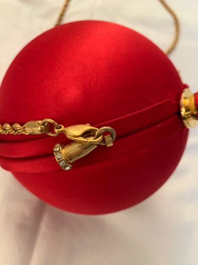 null Daniel SWAROVSKI

Sac à main « boule de Noël » en satin rouge. Fermoir en métal...