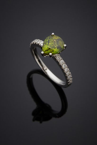 null A white gold (750‰) ring set with a pear-cut green tourmaline, weighing 1.68...