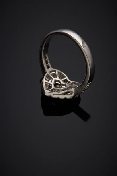null DIAFINI

Openwork white gold (750‰) "heart" ring, centered with a brilliant-cut...