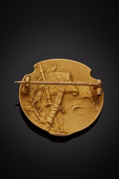 null Yellow gold (750‰) cast "medal" brooch representing Joan of Arc in profile....