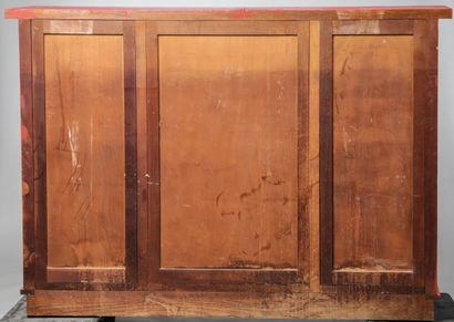 null Important meuble de rangement en bois peint ouvrant

par 3 portes à décor de...
