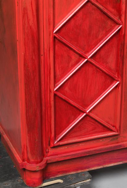 null Important meuble de rangement en bois peint ouvrant

par 3 portes à décor de...