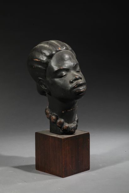 null Africanist head

Terracotta and wooden base

Accidents. Total height 53cm