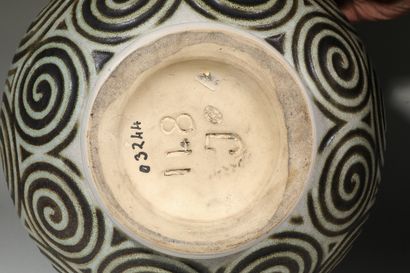 null Important vase boule sur talon en grès porcelainique à décor de tourbillons

Numéroté...