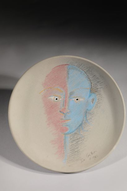 null Jean COCTEAU (1889 - 1963)

«Visage" 1962

Plat Rond en terre blanche et engobe...