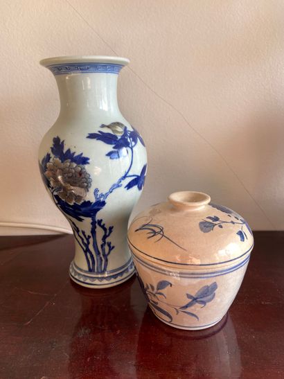 Chine XXème siècle 
Lot comprenant un vase...