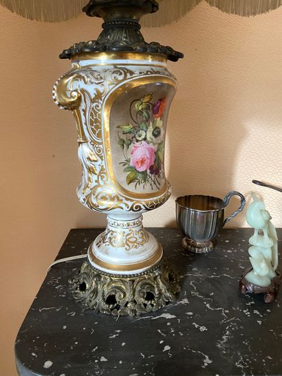 Vase en porcelaine à fond polychrome et décor...