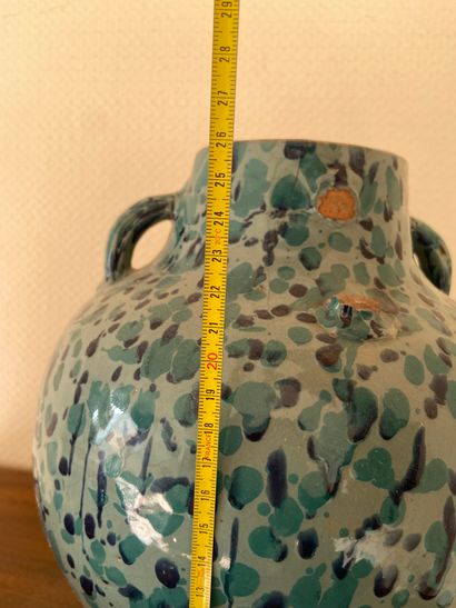 null Important vase en porcelaine à décor « moucheté »

(accident)