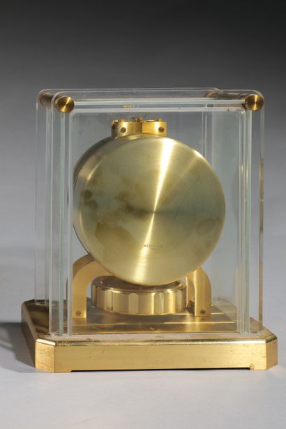 null Jaeger-Lecoultre

Atmos clock, Gilded steel and Plexiglas

Signed, 23x21x16...