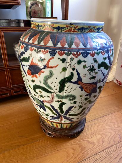 Chine XXème siècle 
Important vase en porcelaine...