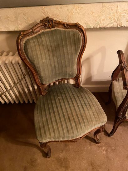null Deux fauteuils et une banquette en bois mouluré de style Louis XV
