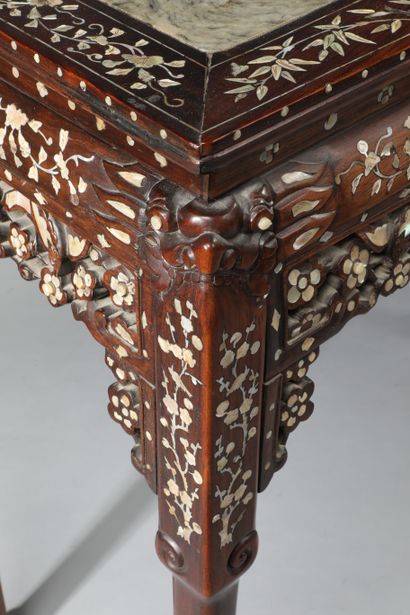  Table console en bois exotique, plateau de pierre verte, plateau, ceinture et montants...