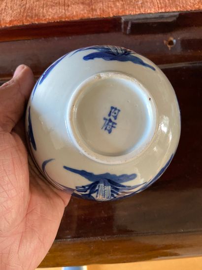 null Vietnam XXème siècle

Suite de 5 bols en porcelaine blanc-bleu (dont 1 cerclé...