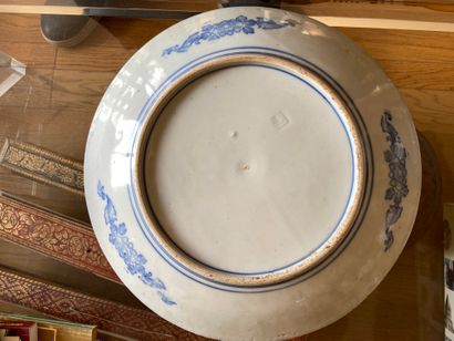 null Chine XXème siècle

Important plat en porcelaine blanc-bleu à décor dans des...