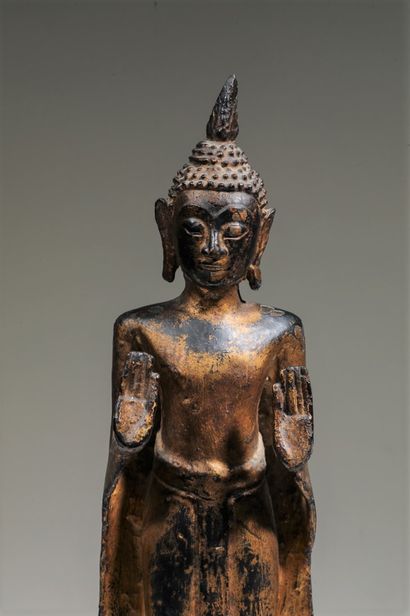  Divinité en métal patiné doré 
Thaïlande XXème siècle 
Haut 36cm