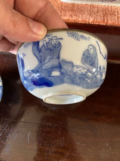 null Vietnam XXème siècle

Deux bols en porcelaine blanc-bleu, le pourtour cerclé...