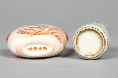null 2 porcelain snuffboxes (caps missing)

China XXth century

H8cm