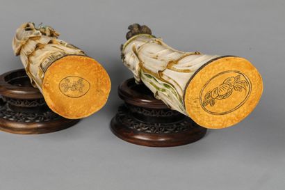 null Couple of characters with flowers

Ivory with traces of polychromy

China around...