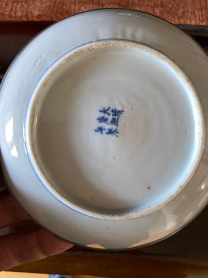 null Chine XXème siècle

Réunion de 5 coupelles en porcelaine blanc-bleu à décor...