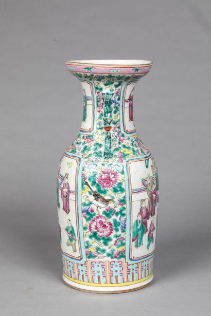  Vase de forme balustre en porcelaine à décor polychrome de personnages 
Chine XXème...