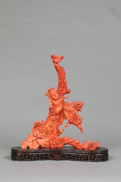 null Important corail Sculpté représentant un Kwanyn à l’arbre

Chine vers 1930

Socle...